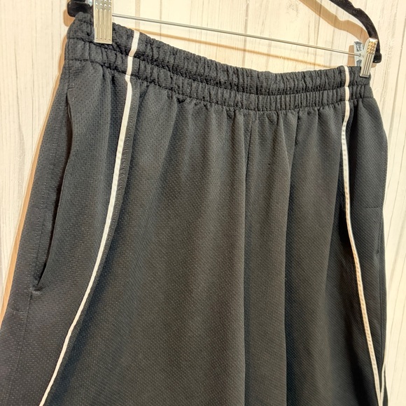 JORDAN Men’s Mesh Basketball Shorts in Black with White Piping, XXL - Picture 2 of 9